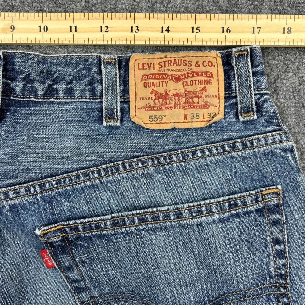Vintage Levis Strauss 559 Jeans Mens 38x32 Relaxed Straight Blue Denim Pants Y2K